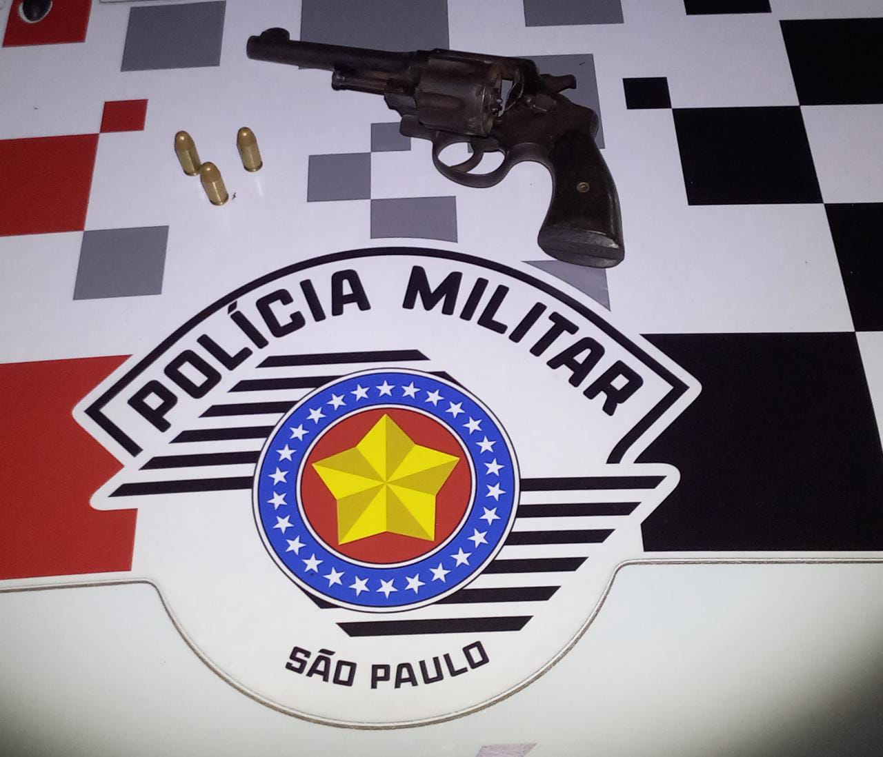 PM apreende revólver e munições após denúncias em Lavrinhas Divulgação/Polícia Militar