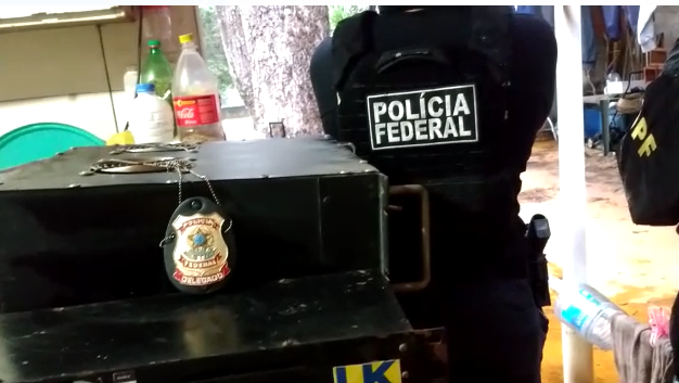 Policiais na casa do investigado  Divulgação/PF