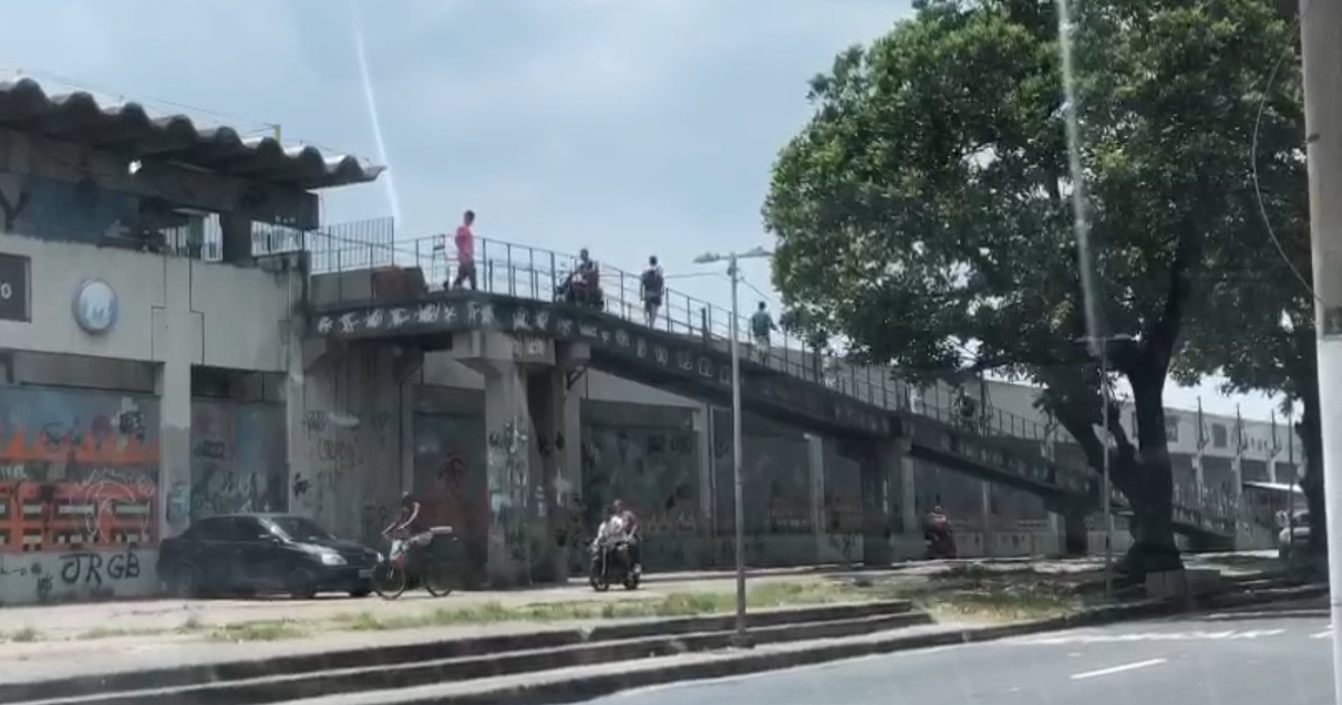 O motociclista que utiliza a passarela como atalho comete infração de trânsito gravíssima