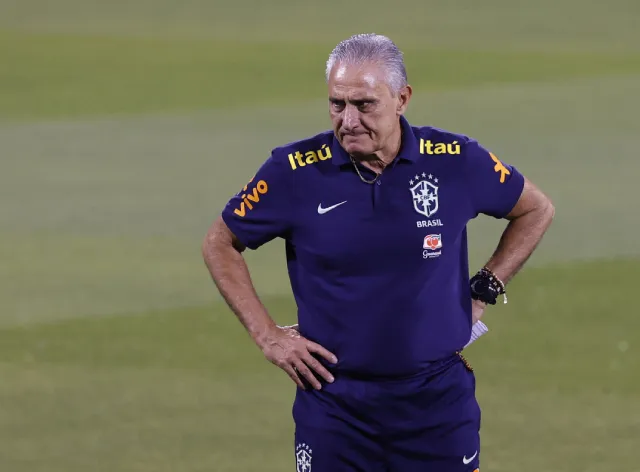 Tite durante treino da Seleção Brasileira no Catar