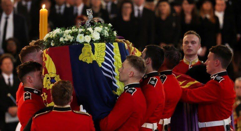 Corpo da Rainha Elizabeth II permanece no salão do Palácio de Westminster, em Londres Foto: Phil Noble/ Reuters