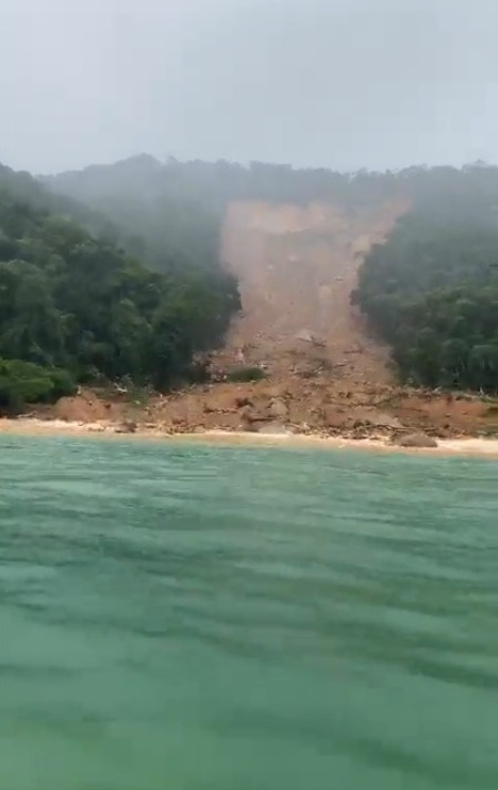 Deslizamento em Ilha Grande, em Angra dos Reis, na Costa Verde Fluminense, após temporal  Foto: Reprodução/ Redes sociais