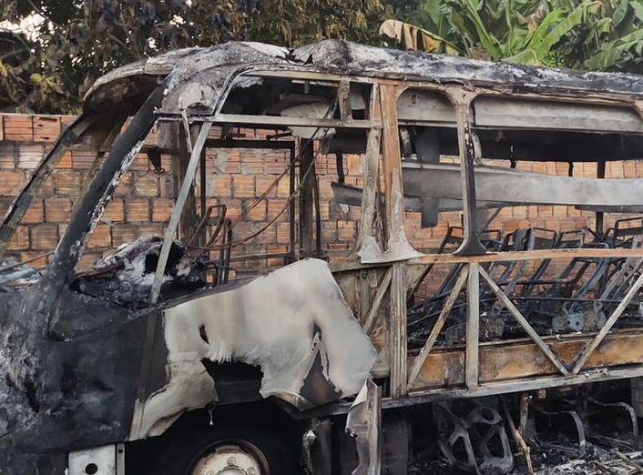 Mais de 15 veículos foram queimados no domingo (06) e a violência continuou com incêndios em diferentes pontos de Manaus Foto: Reprodução/redes sociais