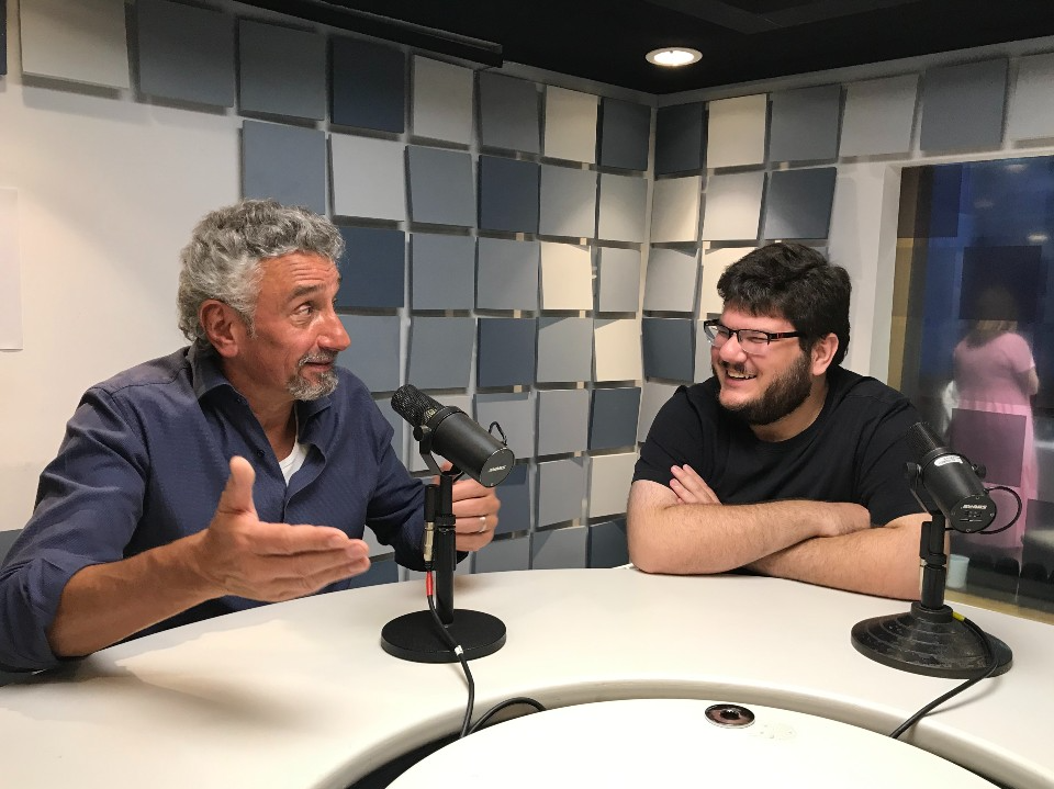 Emmanuel Bassoleil é entrevistado por Danilo Gobatto Divulgação/Rádio Bandeirantes