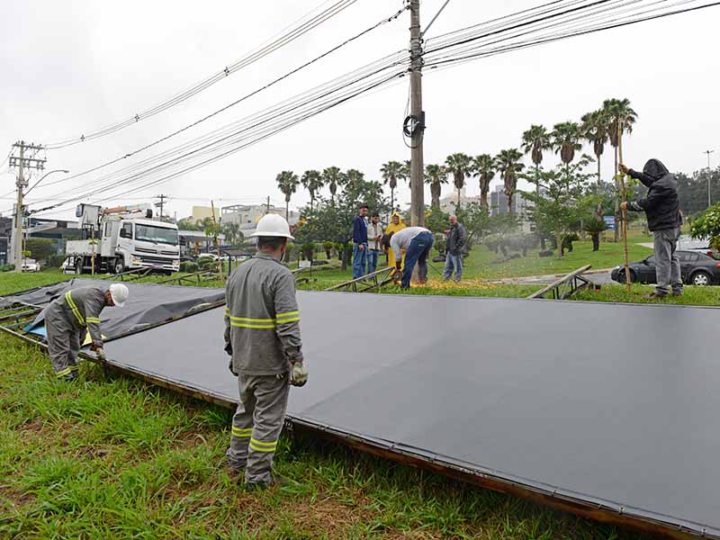 Retirada de instalação na Avenida José de Souza Campos. Reprodução/Eduardo Lopes