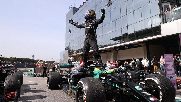 Hamilton tem atuação histórica, vence o GP de São Paulo e segue vivo na luta pelo mundial
