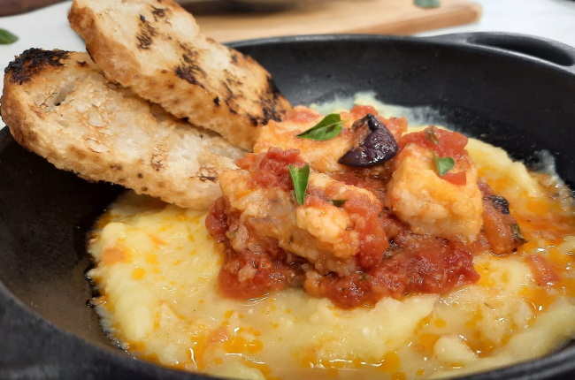 Bacalhau à livornese servido com polenta | Band Receitas