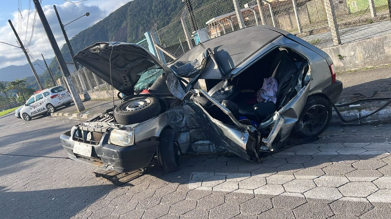 Cinco pessoas ficam feridas após carro se chocar contra poste, em Caraguatatuba Reprodução/Plantão Policial Eduardo Campos