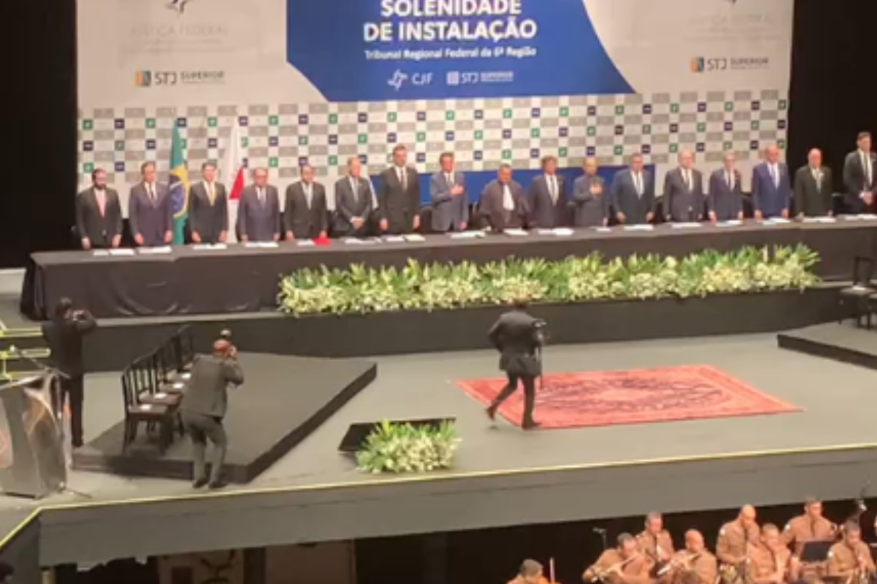 Bolsonaro participa da inauguração do TRF-6 no Centro de Belo Horizonte