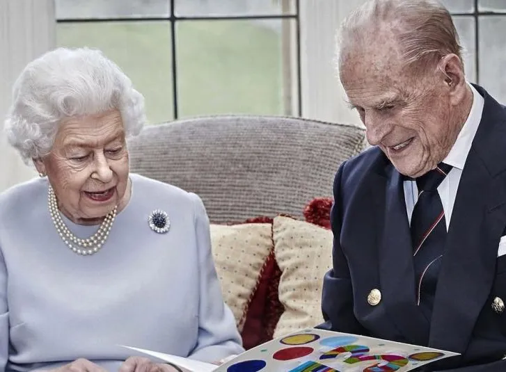 Rainha Elizabeth e Philip comemoram aniversário de 73 anos de casamento isolados 