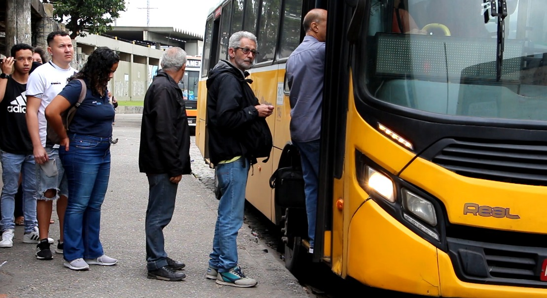 Os passageiros enfrentam ônibus lotados diariamente Reprodução/Tv Band