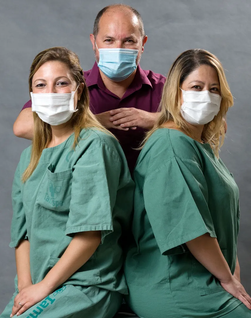 Imagem que compõe a mostra "A gente cuida um do outro", retratando profissionais da saúde que foram cuidados pelos próprios colegas