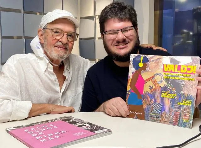 Elifas Andreato com o apresentador Danilo Gobatto no estúdio da Rádio Bandeirantes.