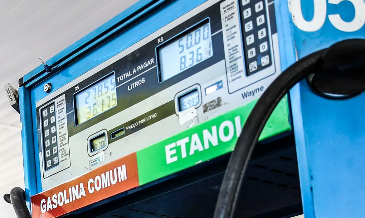 O litro do combustível está sendo vendido em média por R$ 4,86.