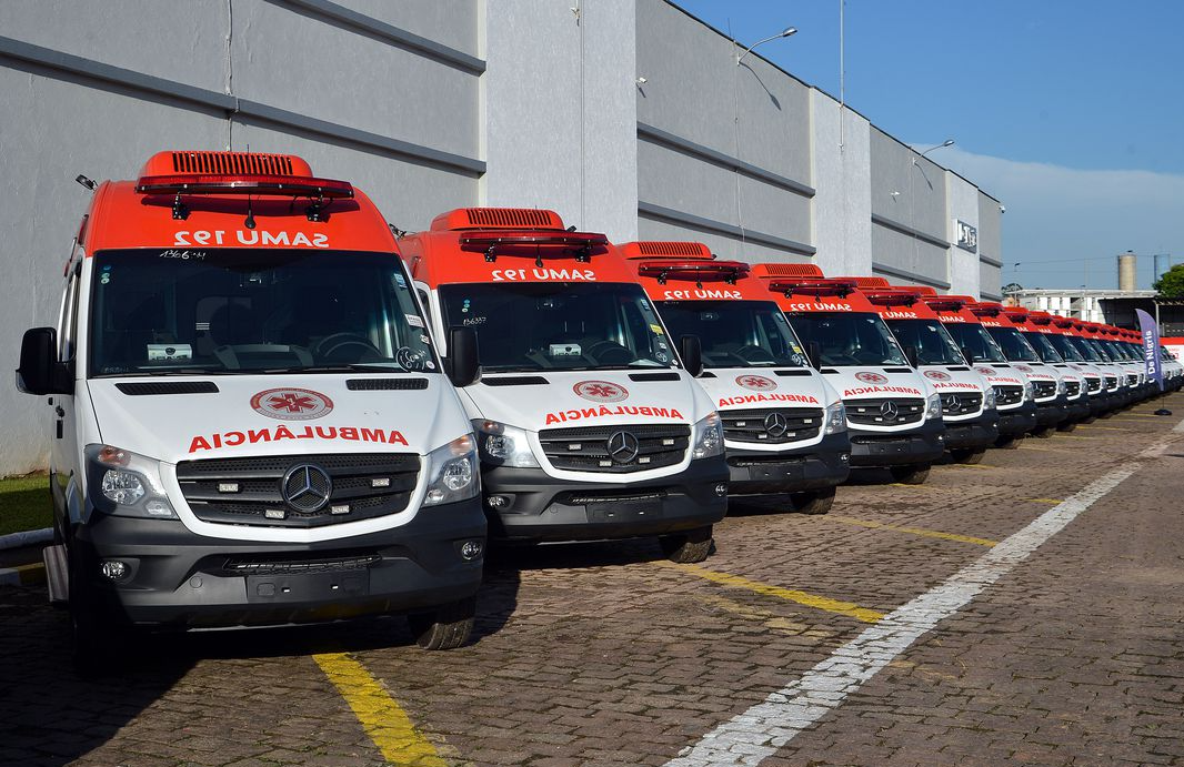 Ambulâncias ficam paradas esperando a liberação do equipamento  Rovena Rosa/Agência Brasil