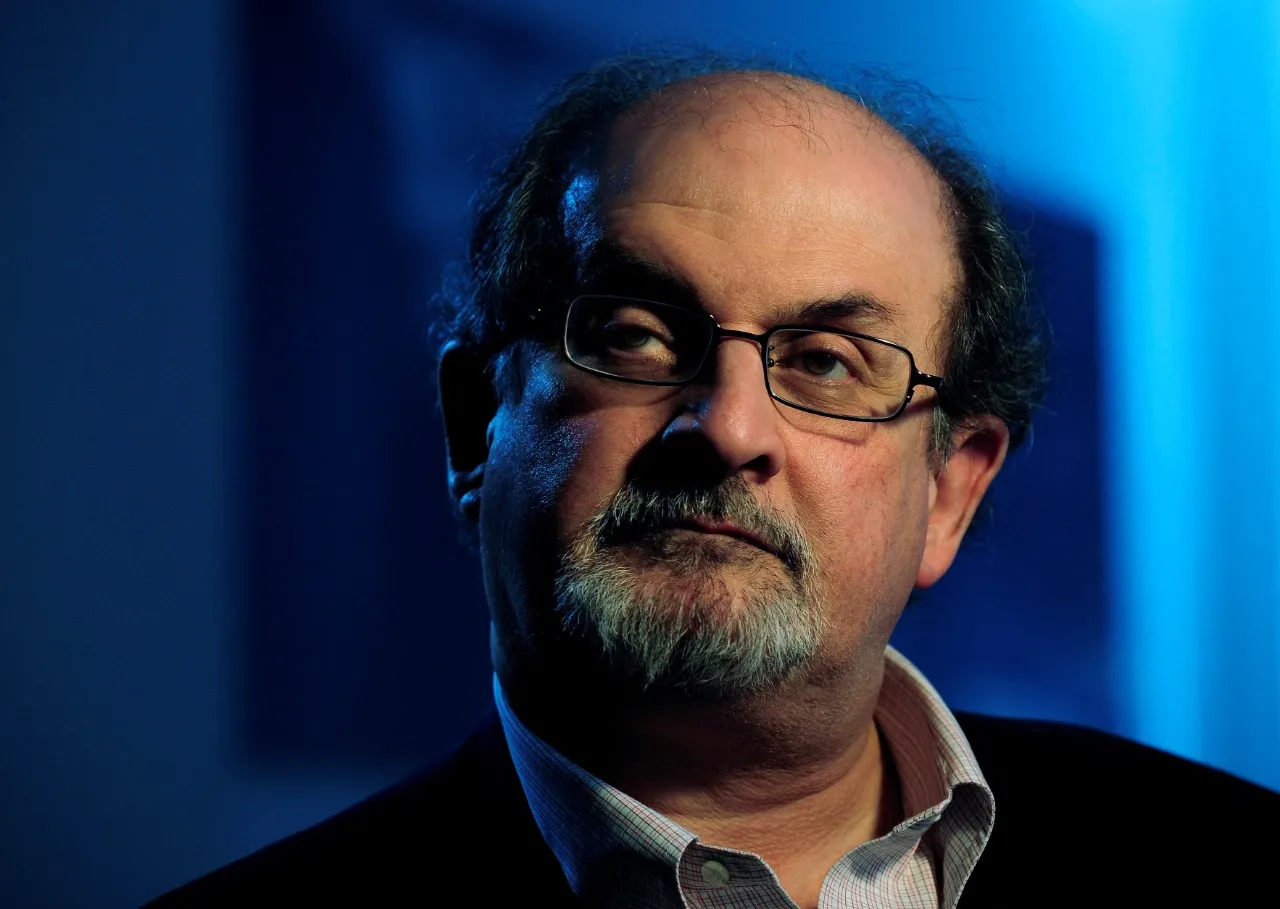 Salman Rushdie, que sofreu ferimentos no pescoço e no abdômen, foi extubado neste sábado.