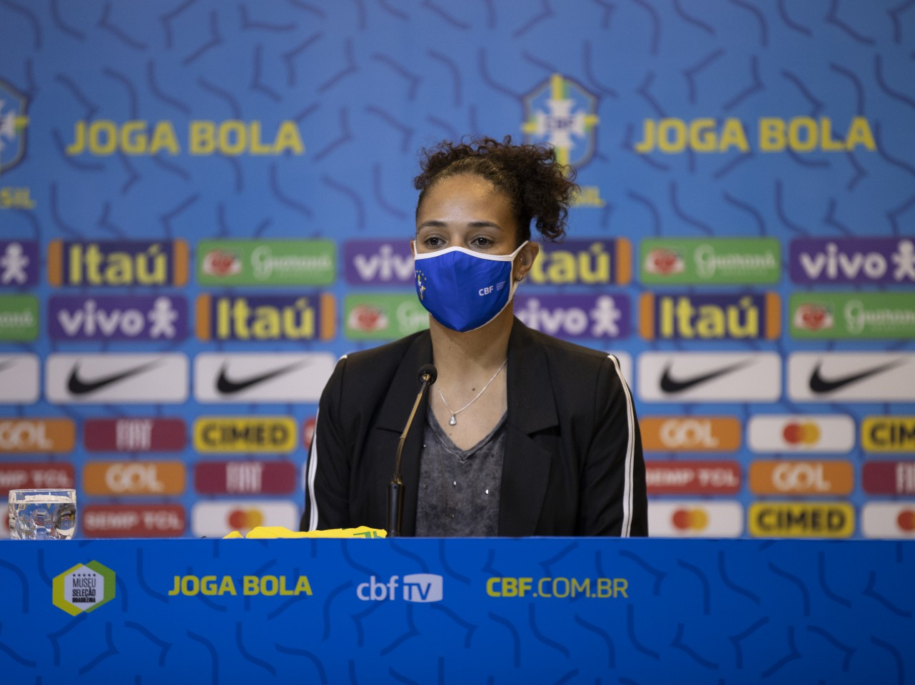 Aline Pellegrino na sua apresentação na CBF Divulgação/CBF