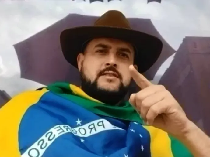 Caminhoneiro bolsonarista, Zé Trovão, se entrega à Polícia Federal