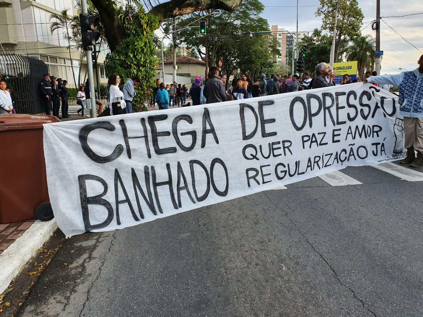 Moradores barraram a circulação de carros e ônibus na região central Luiz Eugênio/ TV Band Vale