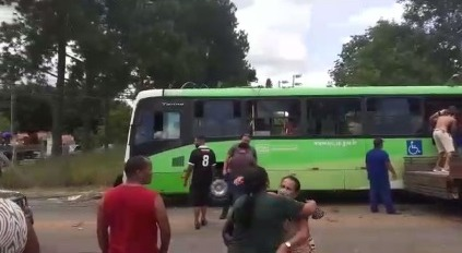 Ônibus com 15 passageiros bate em poste em São José dos Campos QAP/QRV