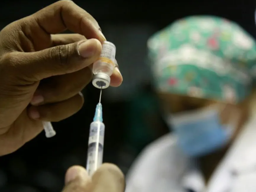 Mais de 15 pessoas vacinadas fingiram não tomar 1ª dose para receber imunizante diferente no RJ