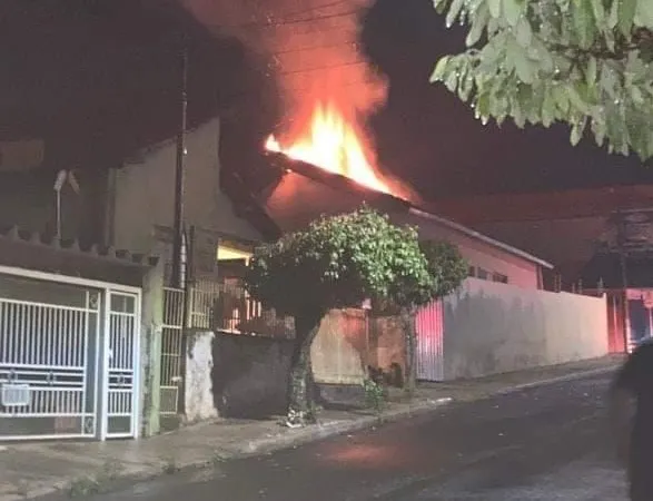 O incêndio começou durante a madrugada