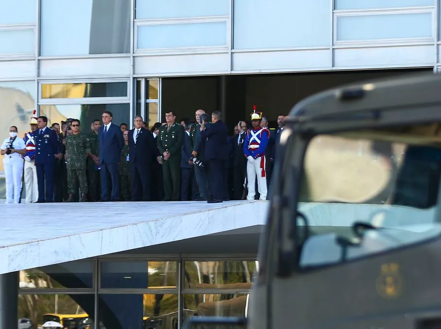 Movimentação foi realizada para entregar convite de operação ao presidente Jair Bolsonaro; Marinha alegou coincidência de datas
