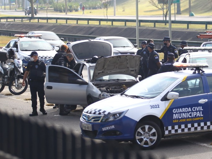 Guardas civis municipais no momento em que prenderam os suspeitos de terem assaltado os postos de gasolina Divulgação/Prefeitura de São José dos Campos 