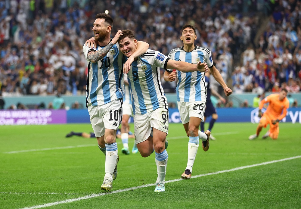 Messi e Julian Alvarez comemoram gol da Argentina Carl Recine/Reuters