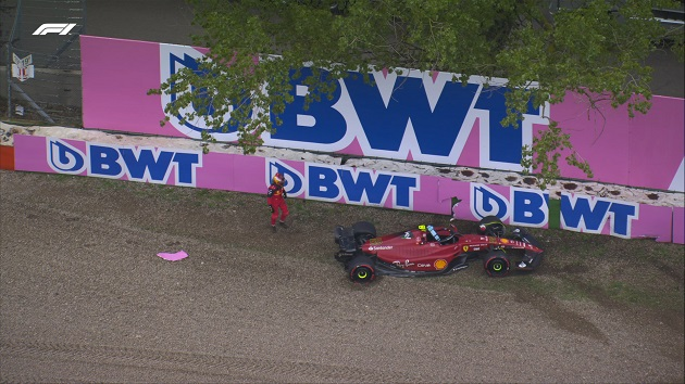 Carlos Sainz bate no muro em Imola F1