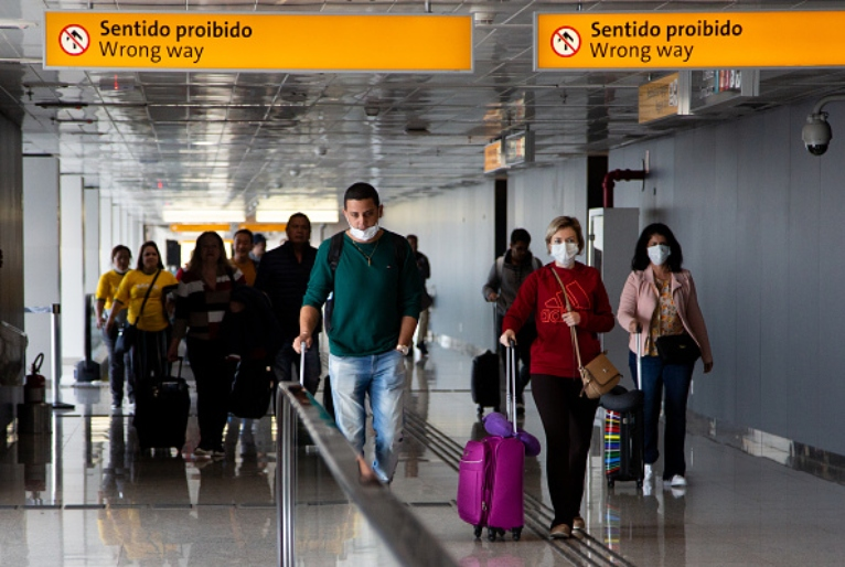 Uso de máscaras faciais permanece obrigatório GETTY IMAGES