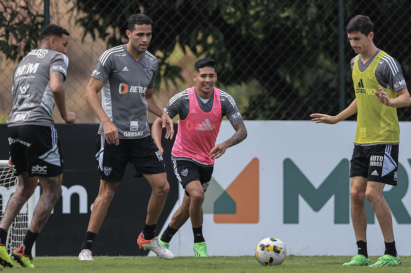 Zaracho participa de treino com os companheiros nesta segunda (26) Pedro Souza / Atlético