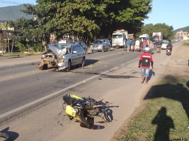 O motociclista chegou a ser socorrido, mas não resistiu e faleceu no local. Reprodução/Redes Sociais