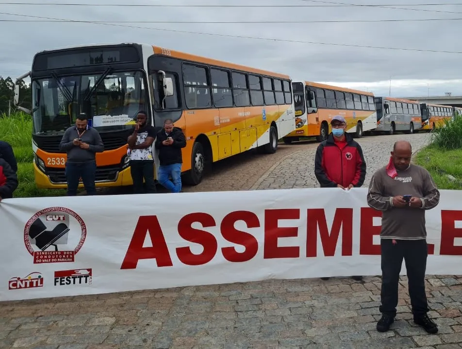 Funcionários do transporte coletivo fazem paralisação em São José dos Campos