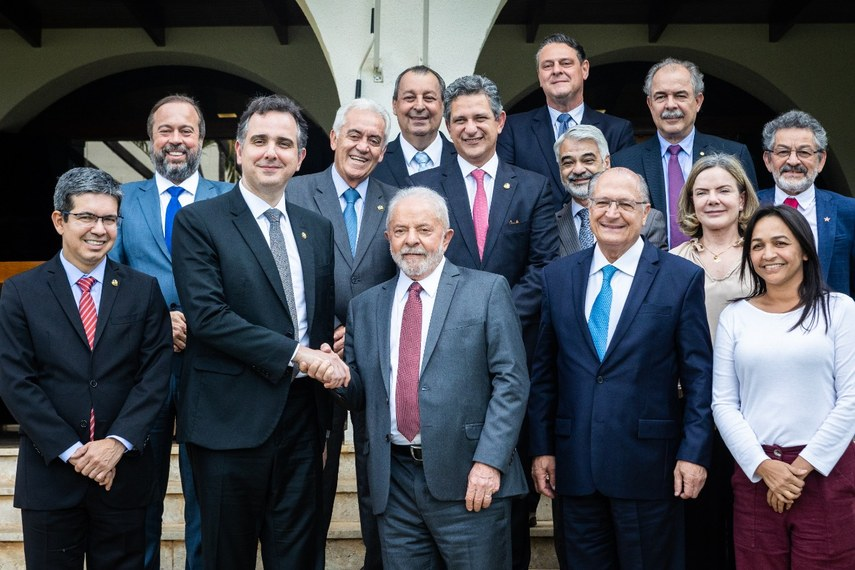 Presidente eleito Lula e presidente do senado, Rodrigo Pacheco se cumprimentam Foto: Pedro Gontijo/Senado Federal