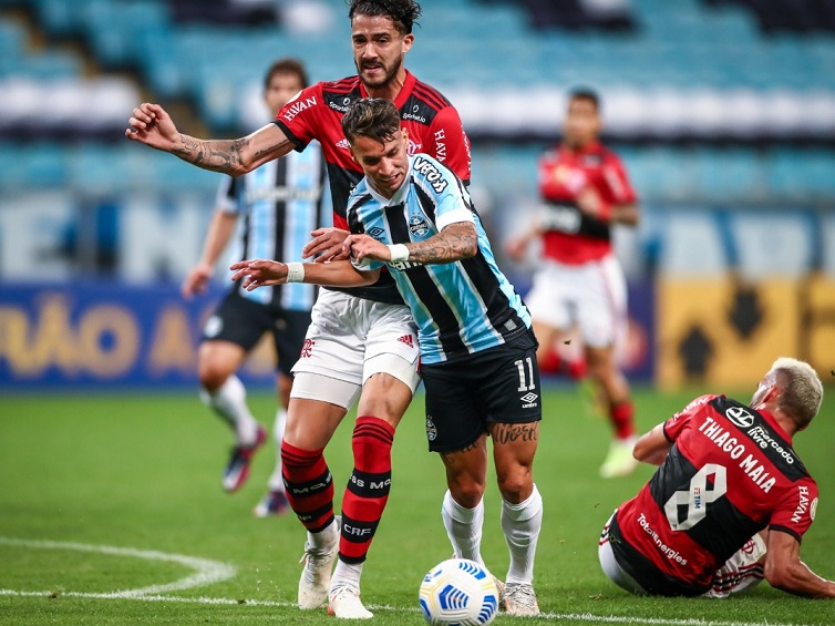 Grêmio tem jogador expulso, mas vai buscar empate com Flamengo e ainda respira