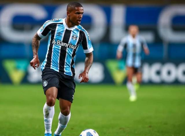 Chico Garcia sobre novela Douglas Costa: “Grêmio não quer que ele fique”