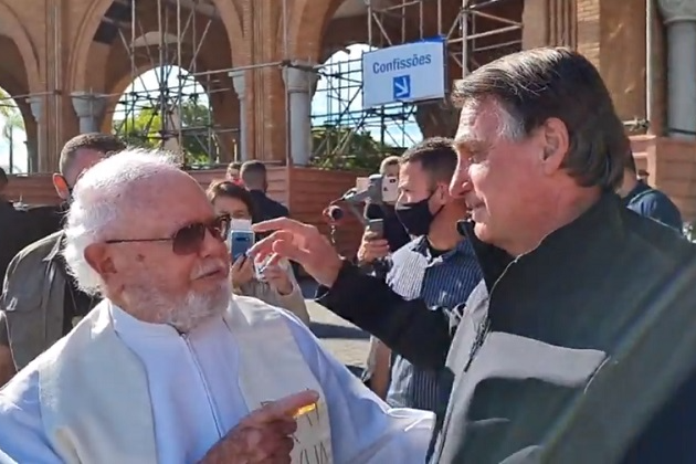 Jair Bolsonaro visitou de última hora o Santuário de Nossa Senhora Aparecida e ouviu vaias e aplausos. Foto: Reprodução/Facebook