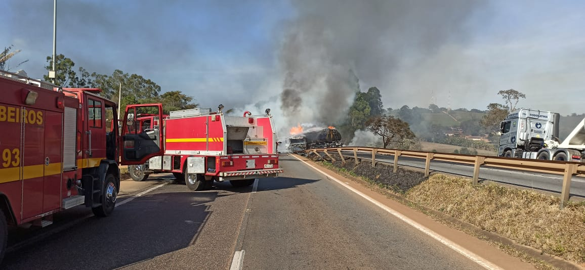 A explosão aconteceu após o vazamento do líquido da carreta na pista Reprodução