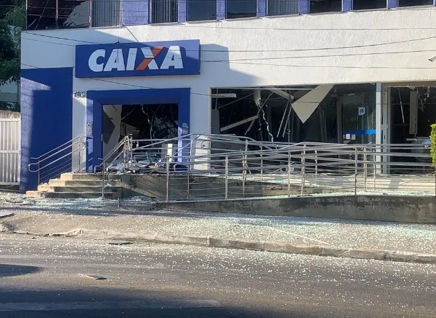 Criminosos explodem agência da Caixa Econômica em Duque de Caxias