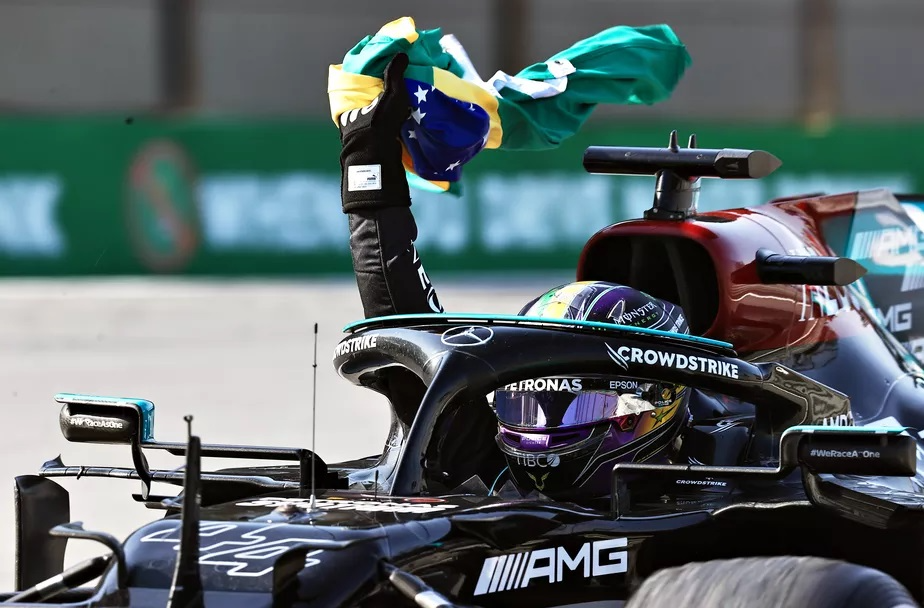 Lewis Hamilton com a bandeira do Brasil F1