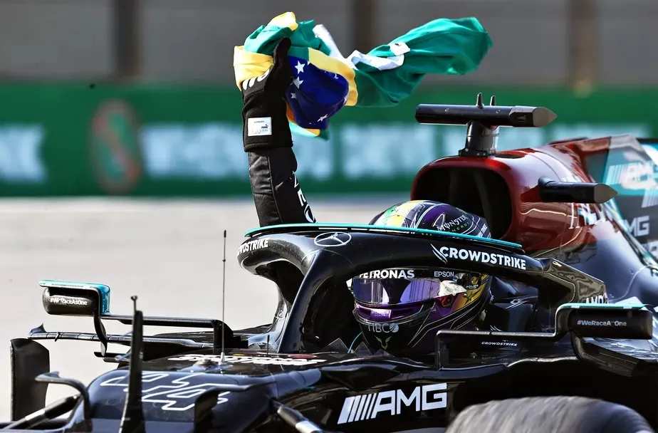 Lewis Hamilton com a bandeira do Brasil