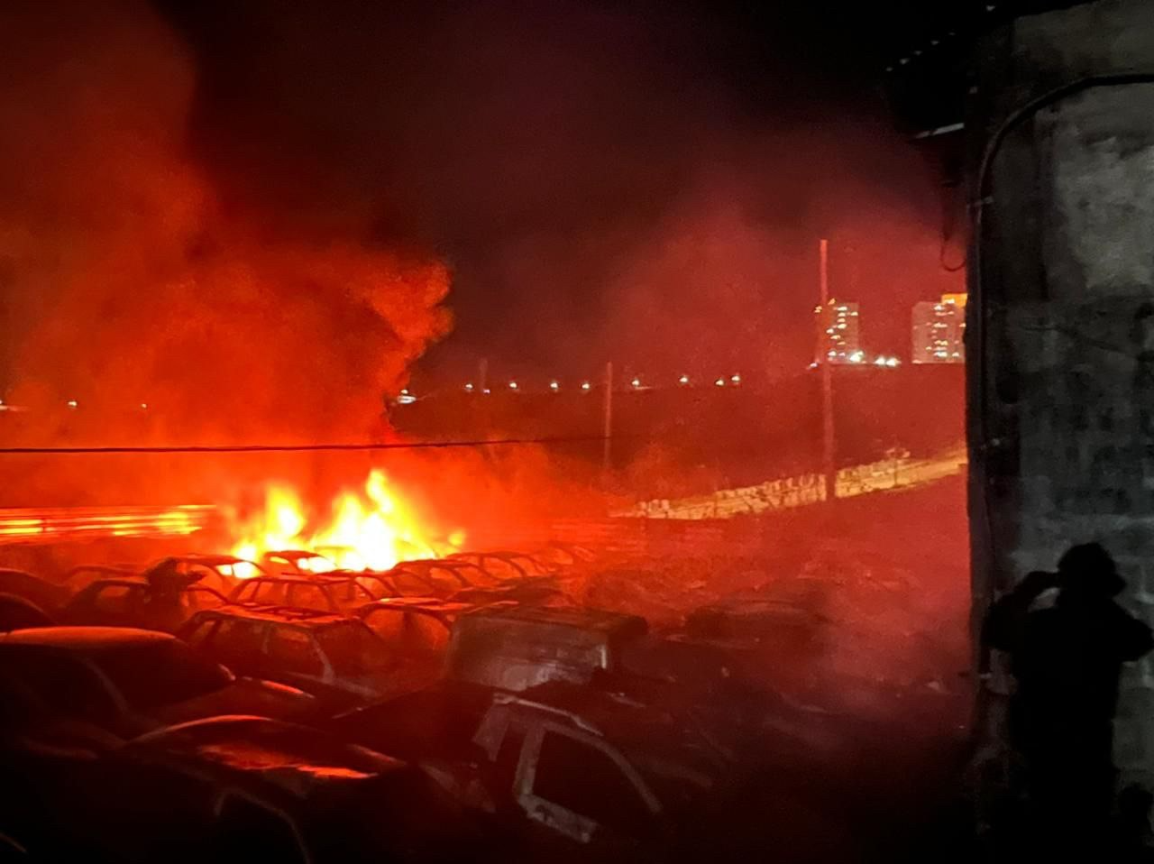 Incêndio atinge pátio do Detran e destrói 50 carros em BH