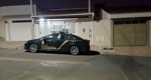 Viatura da Polícia Federal em frente à casa de um dos investigados Divulgação/PF