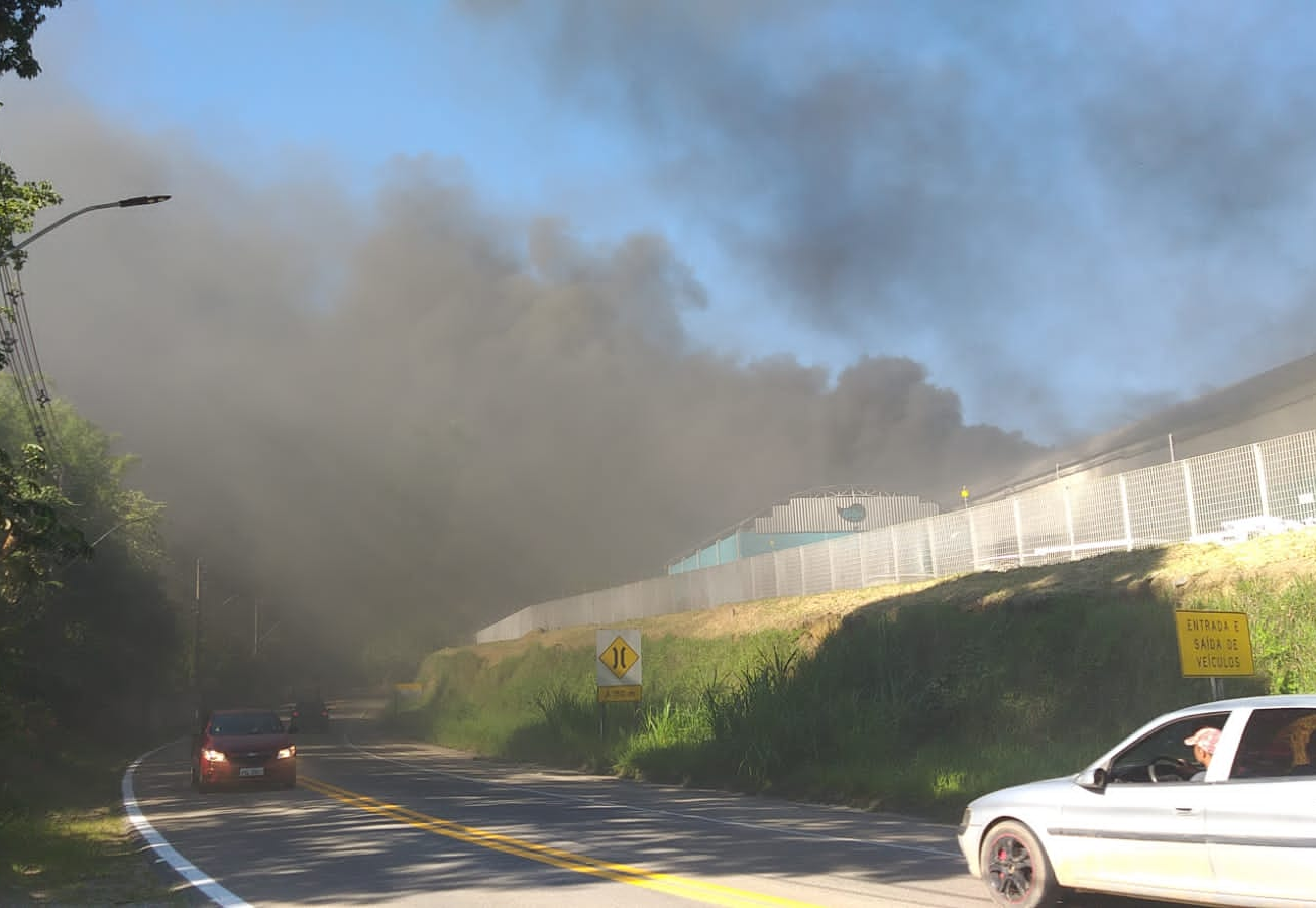 Fábrica de piscinas pega fogo na Nilo Máximo, em Santa Branca Vale Urgente