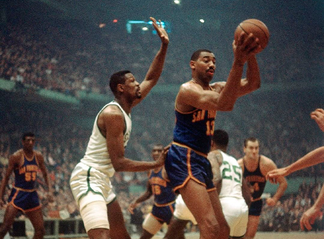 Bill Russell e Wilt Chamberlain protagonizaram grandes confrontos nas finais de 64 NBA Brasil