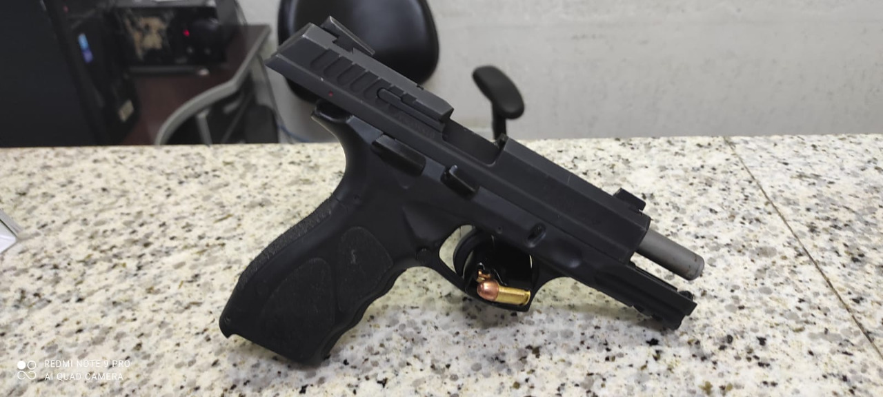 Pistola calibre 380 usada no crime foi apreendida  Divulgação/ Polícia Civil