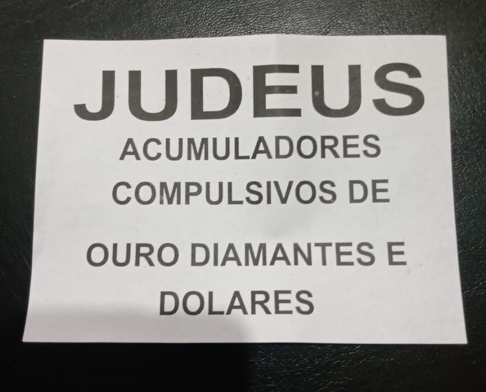 Segundo testemunhas, o material foi entregue por pessoas que seguiam em um carro preto Arquivo pessoal