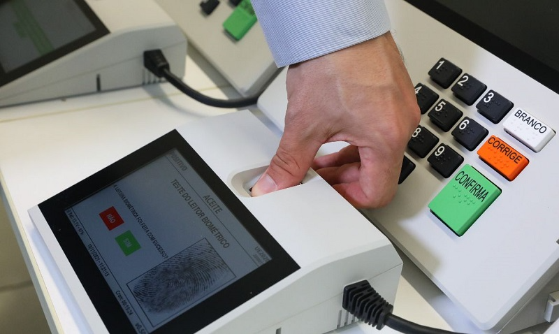 Brasil adota urna eletrônica nas votações para cargos do Executivo e Legislativo