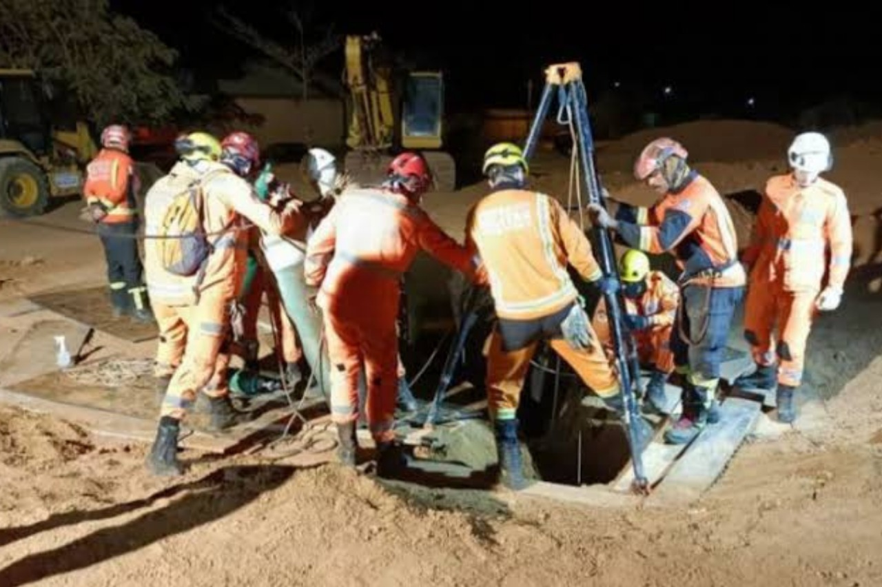 Garoto caiu em buraco em obra, não resistiu a ferimentos, e faleceu a caminho do hospital Reprodução